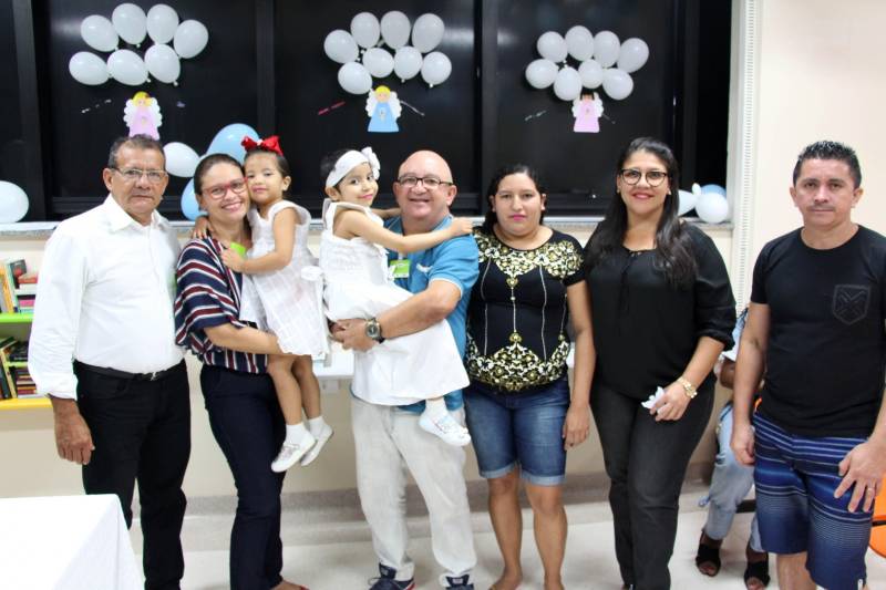 A brinquedoteca estava lotada, as crianças vestidas de branco e o videogame dava lugar à imagem de Nossa Senhora de Nazaré. Tudo isso indicava que algo diferente aconteceria no Hospital Oncológico Infantil Octávio Lobo, na tarde de sábado, 17. Sérgio Manoel (foto) é um desses voluntários e já começou a trabalhar na missão, tendo que explicar para sua nova afilhada, V.G.R, de sete anos, o significado da água que molhou os cabelos da menina e do óleo passado no peito.
FOTO: ASCOM HOIOL
DATA: 17.02.2018
BELÉM - PARÁ <div class='credito_fotos'>Foto: ASCOM HOIOL | <a href='/midias/2018/originais/c831b7ab-c6af-4a82-a7cf-3a9c0427005f.jpg' download><i class='fa-solid fa-download'></i> Download</a></div>