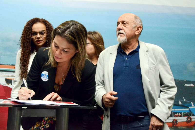Durante o encerramento da terceira reunião do Fórum Permanente de Prefeitos e Prefeitas dos Municípios Sustentáveis, no Hangar Centro de Convenções, foram assinados convênios com prefeituras do interior para execução de obras de construção, ampliação e reforma de escolas em diversos municípios. Foram oficializadas também as Ordens de Serviços de 15 obras de reforma e ampliação de escolas em Belém e outros municípios do interior, financiadas pelo Banco Interamericano de Desenvolvimento (BID). No conjunto, essas obras representam investimento de mais de 50 milhões de reais.´As obras vão beneficiar, ao todo, mais de 21 mil estudantes. Para a secretária de Educação, Ana Claudia Serruya Hage, a estrutura física das escolas é um dos fatores que mais repercute na motivação e desempenho dos alunos. “Hoje, o Governo do Estado faz essas parcerias para melhorar a estrutura das escolas e, com isso, resgata o sentido do Pacto pela Educação, que preconiza que todos devemos nos responsabilizar pela Educação”, destacou. Na foto, a prefeita de Vigia, Camille Vasconcelos.
FOTO: ELISEU DIAS / ASCOM SEDUC
DATA: 08.02.2018
BELÉM - PARÁ <div class='credito_fotos'>Foto: Eliseu Dias / Ascom Seduc | <a href='/midias/2018/originais/c83430b7-7bae-4898-92d2-10e10dd242eb.jpg' download><i class='fa-solid fa-download'></i> Download</a></div>
