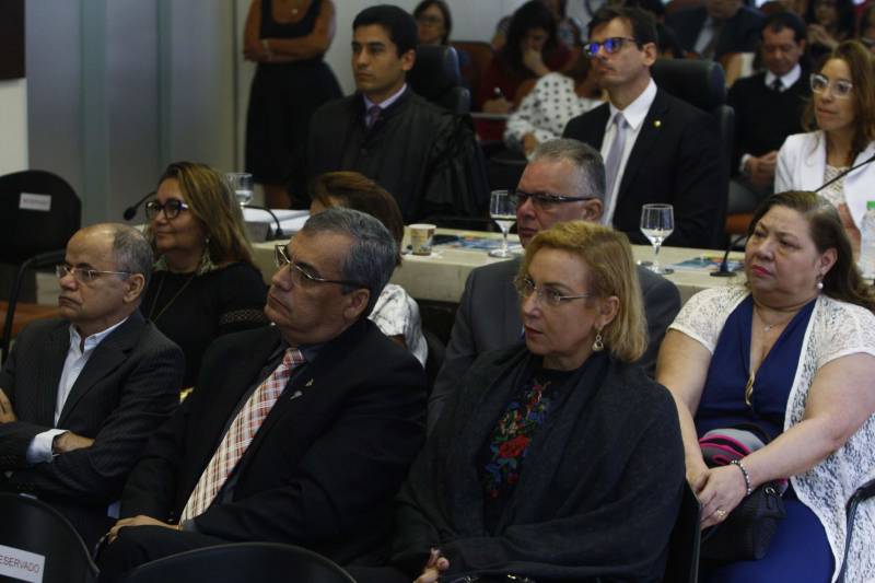 Reunido em sessão extraordinária nesta quarta-feira (24) o Tribunal de Contas do Estado (TCE) aprovou, por unanimidade, parecer prévio sobre o Balanço Geral do Estado (BGE) 2017, do Governo do Pará. O Balanço demonstra os resultados alcançados no exercício de 2017 e retrata a execução orçamentária, financeira e patrimonial do Estado, englobando 87 órgãos e entidades da Administração Direta, Autarquias, Fundações, Fundos e Empresas Estatais que compõem os Orçamentos Fiscal, Seguridade Social e de Investimentos.
FOTO: SIDNEY OLIVEIRA / AG. PARÁ
DATA: 24.05.2018
BELÉM - PARÁ <div class='credito_fotos'>Foto: Sidney Oliveira/Ag. Pará | <a href='/midias/2018/originais/c835bb00-3ee2-43fa-a5b2-51b6d4a77985.jpg' download><i class='fa-solid fa-download'></i> Download</a></div>