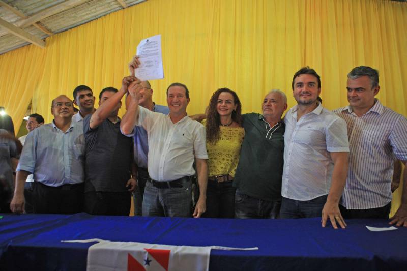 A agenda de fortalecimento das gestões municipais por meio da integração entre governo do Estado e prefeituras teve novo capítulo nesta segunda-feira (4) em Bragança, no nordeste do Pará, com a celebração de convênios que viabilizam obras e serviços nas áreas de infraestrutura e educação. A secretária extraordinária de Municípios Sustentáveis, Izabela Jatene, cumpriu agenda no município, pela manhã, ao lado de deputados federais e estaduais e autoridades locais. Na ocasião, ela entregou 16 novas viaturas para a Polícia Militar, para reforçar o trabalho de segurança pública na região. A cerimônia de assinatura dos convênios ocorreu no salão paroquial da comunidade Imaculada Conceição, às margens da Rodovia PA-112. “O governo do Estado está aqui hoje para cumprir mais uma agenda que tem como objetivo garantir autonomia às gestões municipais por meio da pactuação com o Estado. Vale lembrar que isso só é possível porque o Pará tem contas equilibradas que permitem que os investimentos não parem e porque Bragança está com a situação fiscal em dia. E, claro, porque vocês pagaram seus impostos”, frisou Izabel Jatene. Na foto, o presidente da Assembleia Legislativa, Márcio Miranda (DEM). 

FOTO: RODOLFO OLIVEIRA / AG. PARÁ
DATA: 04.06.2018
BELÉM - PARÁ <div class='credito_fotos'>Foto: Rodolfo Oliveira/Ag. Pará   |   <a href='/midias/2018/originais/c838f8dd-fe8d-40e5-bc79-c0bc6a85a970.jpg' download><i class='fa-solid fa-download'></i> Download</a></div>