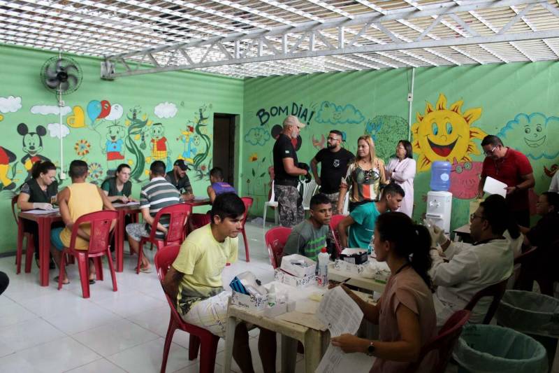 O Departamento Penitenciário Nacional (Depen), órgão vinculado ao Ministério da Justiça e Segurança Pública, realizou um mutirão do projeto Identidade Cidadã, nos dias 19 e 20 de dezembro, no Presídio Estadual Metropolitano (PEM) III. A ação teve como objetivo emitir a segunda via de certidões de nascimento ou de casamento para pessoas privadas de liberdade. O projeto é uma parceria do Depen com a Associação de Notários e Registradores do Brasil (Anoreg) e a Superintendência do Sistema Penitenciário do Pará (Susipe). A partir de um levantamento feito pelos assistentes sociais do PEM III, foi constatada a necessidade de emitir a segunda via da certidão de nascimento para 154 internos.

FOTO: VELOSO JÚNIOR / ASCOM SUSIPE
DATA: 20.12.2018
SANTA IZABEL - PARÁ <div class='credito_fotos'>Foto: Veloso Junior / Ascom Susipe   |   <a href='/midias/2018/originais/c8448c8f-997c-4696-8abd-f8e64c70d4ba.jpg' download><i class='fa-solid fa-download'></i> Download</a></div>