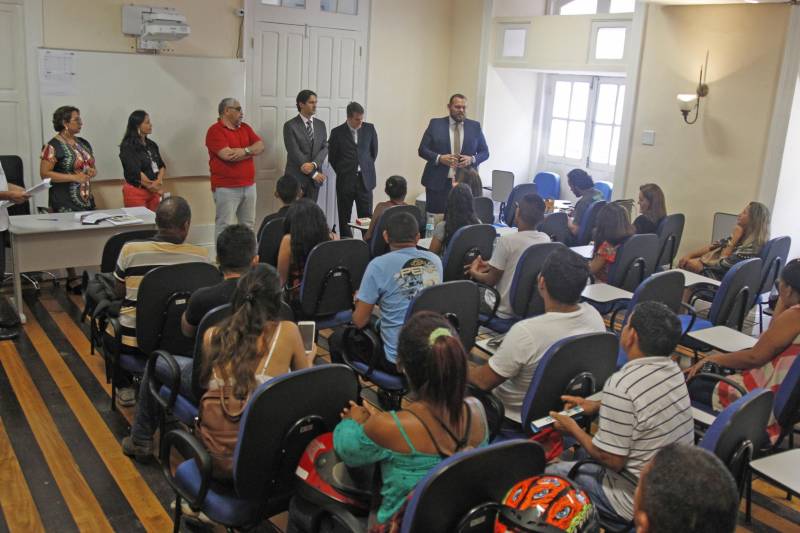 Mais do que acreditar na mudança, o que faz a diferença é proporcionar a oportunidade de mudar. Este é um dos objetivos do governo do Estado ao beneficiar egressos do Sistema Penitenciário do Estado do Pará com a carta de microcrédito do Programa Credcidadão. O recurso permite o início de um negócio próprio, garantindo não só uma renda familiar, mas principalmente a melhoria da qualidade de vida. Na manhã desta sexta-feira (8), na Escola de Administração Penitenciária, o Núcleo de Gerenciamento do Programa Credcidadão beneficiou 17 novos empreendedores com a entrega de R$ 50.400,00 em microcrédito. Dos beneficiados, quatro são renovações de contratos. Desde 2015, o Credcidadão já entregou R$ 148.900,00 para 50 microempreendedores.
FOTO: AKIRA ONUMA / AG. PARÁ
DATA: 08.06.2018
BELÉM - PARÁ <div class='credito_fotos'>Foto: Akira Onuma / Ascom Susipe | <a href='/midias/2018/originais/c8482f83-38c7-43c5-a29c-6e671873574b.jpg' download><i class='fa-solid fa-download'></i> Download</a></div>