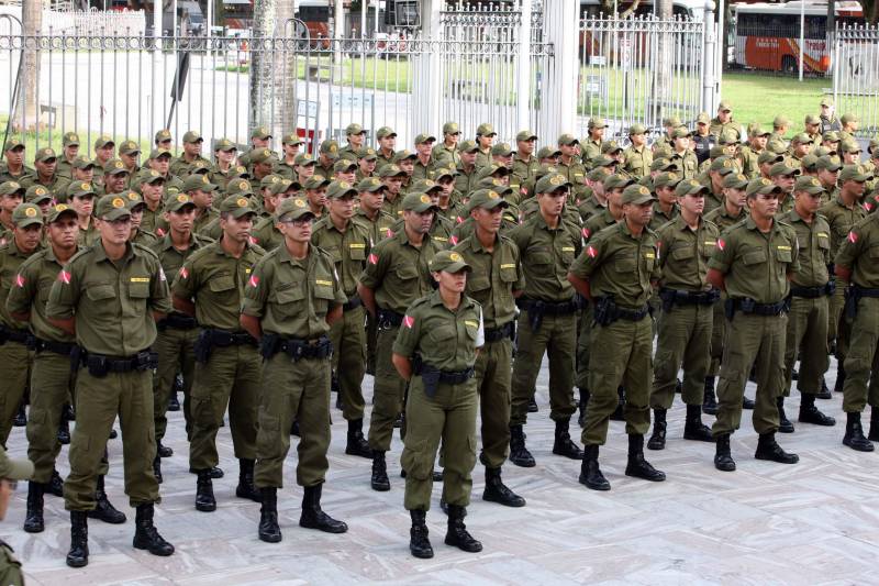 Cerca de 2 mil alunos do curso de formação de praças da Polícia Militar cumprem neste sábado (12) uma etapa importante da preparação: eles saem pela primeira vez às ruas, no estágio supervisionado, para vivenciar situações reais da carreira e, ao mesmo tempo, reforçar o policiamento ostensivo. Em Belém, cerca de 500 homens e mulheres se concentraram na Praça Santuário, em frente à Basílica de Nazaré, e saíram, em seguida, para diversos pontos da capital. A ação faz parte do pacote de medidas de combate à criminalidade e reforço da segurança pública anunciado pelo Governo do Estado.
FOTO: SIDNEY OLIVEIRA / AG. PARÁ
DATA: 12.05.2018
BELÉM - PARÁ <div class='credito_fotos'>Foto: Sidney Oliveira/Ag. Pará | <a href='/midias/2018/originais/c84c5d1e-67fe-4b6f-b0fa-06930d2cb3b5.jpg' download><i class='fa-solid fa-download'></i> Download</a></div>