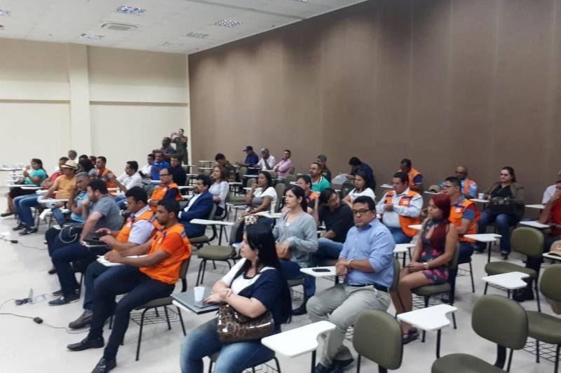 As coordenadorias da Defesa Civil das Regiões Sul e Sudeste se reuniram nesta quarta-feira, 14 de fevereiro, no Centro Regional de Governo em Marabá, para tratar de ações de assistência e resposta nos municípios.
FOTO: ASCOM CRG
DATA: 14.02.2018
MARABÁ - PARÁ <div class='credito_fotos'>Foto: ASCOM CRG | <a href='/midias/2018/originais/c84d65af-2c82-45b9-bdd9-10b17ddb08e5.jpg' download><i class='fa-solid fa-download'></i> Download</a></div>