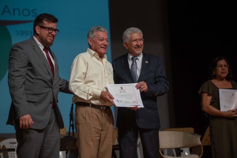 Na noite de terça-feira, dia 29 de maio, foi realizada no teatro do SESI a cerimônia de comemoração do Jubileu de Prata, celebrando os 25 anos de criação da Universidade do Estado do Pará, Uepa. O evento contou com a participação de alunos, professores e servidores da instituição, além de representantes de autoridades e os antigos reitores da universidade.
FOTO: MARCELLO SARMENTO / ASCOM UEPA
DATA: 29.05.18
BELÉM - PARÁ
<div class='credito_fotos'>Foto: MARCELLO SARMENTO / ASCOM UEPA | <a href='/midias/2018/originais/c850c4c5-e271-44cc-90f2-b216084d0d50.jpg' download><i class='fa-solid fa-download'></i> Download</a></div>