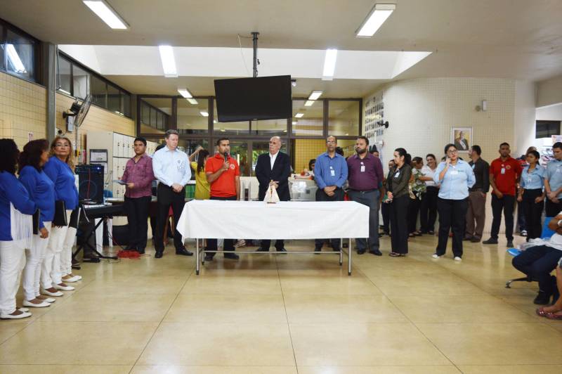 Nesta terça-feira, 20, a unidade comemorou 12 anos de funcionamento. Uma cerimônia marcou a celebração do aniversário no sábado, 17. O evento contou com a apresentação do Grand Coral Metropolitano. O cuidado dedicado aos usuários da unidade foi lembrado pelo colaborador do setor de Almoxarifado, Lucas Delgado (falando), em sua fala durante a cerimônia. Pastor na igreja Assembleia de Deus, Lucas lembrou que os pacientes chegam ao HMUE em situação de fragilidade
FOTO: KENNYA CORRÊA / ASCOM HMUE
DATA: 17.03.2018
ANANINDEUA - PARÁ <div class='credito_fotos'>Foto: KENNY CORRÊA / ASCOM HPEG | <a href='/midias/2018/originais/c8526bef-7cf1-4112-99c7-d7ceb00a59d0.jpg' download><i class='fa-solid fa-download'></i> Download</a></div>