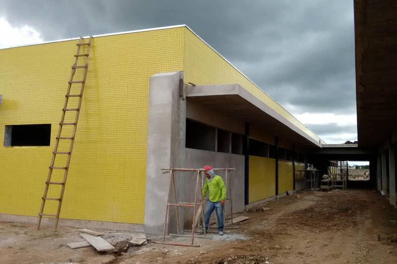 Iniciado na primeira gestão do governador Simão Jatene, o projeto de ampliação e interiorização da rede hospitalar do estado vem mudando a realidade da saúde pública no Pará. Além disso, desde 2011 o governo do Pará também investe na descentralização e no fortalecimento dos serviços de saúde no interior, implantando o Projeto de Requalificação dos Hospitais Municipais, que está viabilizando obras de construção, reforma e ampliação de hospitais de pequeno porte, como é o caso do novo Hospital de Castelo dos Sonhos (foto), distrito de Altamira, na região do Xingu, sudoeste do estado.
FOTO: ASCOM SEDOP
DATA: 30.03.2018
ALTAMIRA - PARÁ <div class='credito_fotos'>Foto: Ascom Sedop | <a href='/midias/2018/originais/c85bd680-22fa-4ac8-ada6-f759683d5445.jpg' download><i class='fa-solid fa-download'></i> Download</a></div>