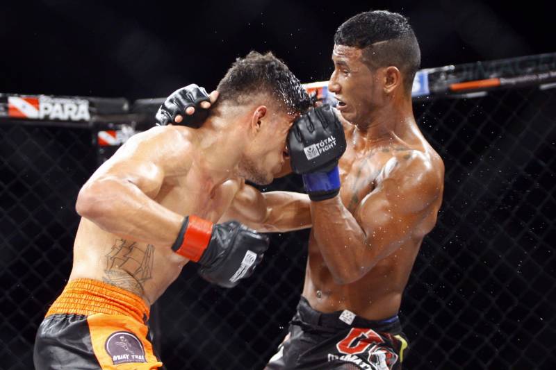O mundo do MMA conheceu neste sábado os novos guerreiros paraenses. Dos 34 lutadores que entraram no octógono do Jungle Fight 93, 31 representaram o estado. Destaque para Ivanildo Monstrinho e Francisco Figueiredo, que conquistaram os cinturões interinos das categorias 57kg e 61kg, respectivamente, diante do público que lotou o Centro de Convenções da Amazônia – Hangar, com apoio da Secretaria de Estado de Esporte e Lazer.
FOTO: THIAGO GOMES / AG. PARÁ
DATA: 28.04.2018
BELÉM - PARÁ <div class='credito_fotos'>Foto: Thiago Gomes /Ag. Pará | <a href='/midias/2018/originais/c85ca156-784d-4607-949d-d158b98ee0e1.jpg' download><i class='fa-solid fa-download'></i> Download</a></div>