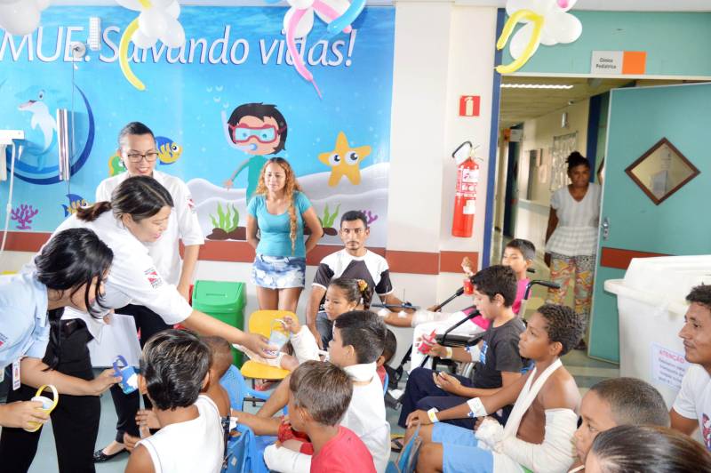 O professor Antônio Sousa, de 40 anos, está internado no Hospital Metropolitano de Urgência e Emergência, na Região Metropolitana de Belém, onde se recupera de um acidente no município de Garrafão do Norte, no nordeste paraense, onde reside. As comemorações tiveram início na quarta-feira (28) e foram direcionadas aos pacientes infantis da Clínica Pediátrica e do Centro de Tratamento de Queimados (CTQ).
FOTO: ASCOM HMUE
DATA: 30.03.2018
ANANINDEUA - PARÁ <div class='credito_fotos'>Foto: ASCOM HMUE | <a href='/midias/2018/originais/c865972b-6eb7-4eda-aa81-3ac253fc08a3.jpg' download><i class='fa-solid fa-download'></i> Download</a></div>