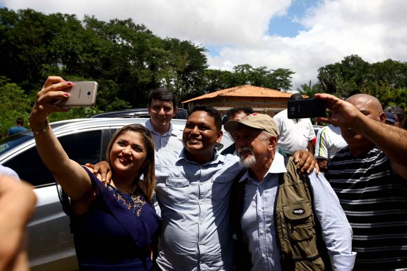 “Ter a posse da terra é a certeza de que nunca iremos perder o nosso direito, que nossos filhos e nossos netos poderão dar continuidade a nossa história em segurança. Foram anos de luta até chegar esse dia, agraciados com a assinatura do nosso título de terra. Só temos a agradecer a todos que fizeram parte disso e a cada um que lutou junto para que hoje isso se tornasse realidade”. A fala emocionada foi de seu Mário Araújo Silva, presidente da Associação Remanescente de Quilombo Espírito Santo, localizada no município do Acará, no nordeste do Estado. Ele assinou, neste sábado (24), junto com o governador Simão Jatene (foto), o título que dá a posse da terra a comunidade. A fala do presidente traduz o sentimento das dezenas de famílias que moram no local, que agora tem a posse legítima do local onde seus antepassados viveram. “Sou filho de mãe negra. Nasci aqui como minha vó, bisavó, que fazem parte da história dessa comunidade que já existe a mais de 300 anos.
FOTO: SIDNEY OLIVEIRA / AG. PARÁ
DATA: 24.03.2018
ACARÁ - PARÁ <div class='credito_fotos'>Foto: Sidney Oliveira/Ag. Pará | <a href='/midias/2018/originais/c865d9cb-0e63-45e3-a1bd-31dcf301cd7e.jpg' download><i class='fa-solid fa-download'></i> Download</a></div>