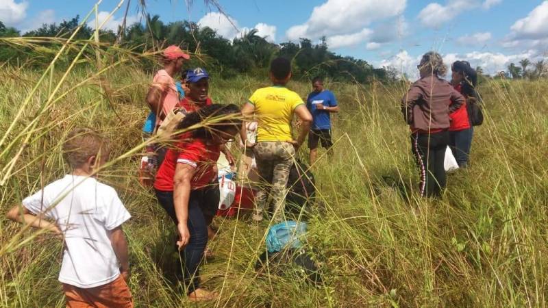 Encerra-se, nesta sexta-feira (06), em Altamira (foto), a Missão Gota, que teve a finalidade de contribuir para o aumento da cobertura vacinal em localidades rurais e ribeirinhas de difícil acesso no município de Altamira, no sudoeste do Pará, levando todos os tipos de vacinas para crianças, adultos e idosos. A Missão começou no dia 7 de junho e é realizada pelo Ministério da Saúde em parceria com o Ministério da Aeronáutica, Secretaria de Estado de Saúde Pública (Sespa) e Secretaria Municipal de Saúde de Altamira. O trabalho contou com a participação de dois profissionais da Coordenação Estadual de Imunização, dois do 10º Centro Regional de Saúde , quatro da Secretaria Municipal de Saúde de Altamira e cinco tripulantes da Aeronáutica.
FOTO: ASCOM / SESPA
DATA: 14.06.2018
ALTAMIRA - PARÁ <div class='credito_fotos'>Foto: ASCOM SESPA | <a href='/midias/2018/originais/c8661ab2-4cf4-4430-950e-6bfbb90252f0.jpg' download><i class='fa-solid fa-download'></i> Download</a></div>