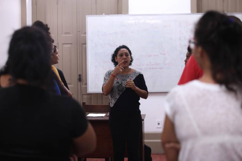 Para quem tem interesse em aprender a Língua Brasileira de Sinais, mas não deseja fazer um curso universitário, o Estado oferece outra opção. A Casa da Linguagem, localizada no bairro de Nazaré, oferta todos os meses cursos para quem quer se comunicar por meio de Libras. Na foto, a professora do curso, Joana Rego.
FOTO: RODOLFO OLIVEIRA / AG. PARÁ
DATA: 02.04.2018
BELÉM - PARÁ <div class='credito_fotos'>Foto: Rodolfo Oliveira/Ag. Pará | <a href='/midias/2018/originais/c86aead2-834f-43b7-ae26-6d3ced299275.jpg' download><i class='fa-solid fa-download'></i> Download</a></div>