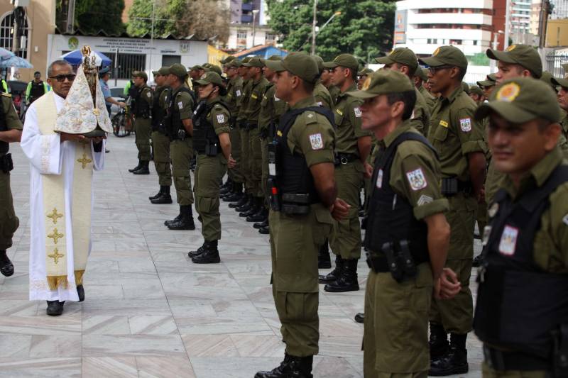 Cerca de 2 mil alunos do curso de formação de praças da Polícia Militar cumprem neste sábado (12) uma etapa importante da preparação: eles saem pela primeira vez às ruas, no estágio supervisionado, para vivenciar situações reais da carreira e, ao mesmo tempo, reforçar o policiamento ostensivo. Em Belém, cerca de 500 homens e mulheres se concentraram na Praça Santuário, em frente à Basílica de Nazaré, e saíram, em seguida, para diversos pontos da capital. A ação faz parte do pacote de medidas de combate à criminalidade e reforço da segurança pública anunciado pelo Governo do Estado.
FOTO: SIDNEY OLIVEIRA / AG. PARÁ
DATA: 12.05.2018
BELÉM - PARÁ <div class='credito_fotos'>Foto: Sidney Oliveira/Ag. Pará | <a href='/midias/2018/originais/c8700fdc-d4d9-4366-979c-9c730b26bda6.jpg' download><i class='fa-solid fa-download'></i> Download</a></div>