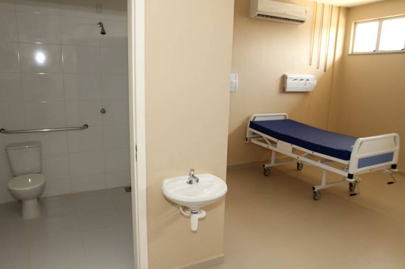 Ao longo dos últimos anos o governo do Pará investiu sistematicamente nos serviços destinados à saúde, o que reflete com saldo positivo nos indicadores da Secretaria de Estado de Saúde Pública (Sespa). De acordo com o Sistema de Informações sobre Orçamentos Públicos em Saúde (Siops), do Ministério da Saúde, nos últimos sete anos (2011-2017) o repasse de recursos feitos pela administração estadual do Pará está acima do limite constitucional de 12%. A série histórica mostra o acréscimo em investimento exclusivo do tesouro estadual no seu orçamento aplicado para construção, reforma e custeio da rede, como laboratórios, aquisição de medicamentos e hemocentros. Em 2011 o repasse foi de 1bilhão 467 milhões - 12,40%. Já em 2017 o Estado superou os números com o repasse de 2 bilhões 158 milhões –14,90%. Na foto, o Hospital Geral de Ipixuna.

FOTO: CRISTINO MARTINS / ARQUIVO AG. PARÁ
DATA: 21.09.2015
IPIXUNA DO PARÁ - PARÁ <div class='credito_fotos'>Foto: Agência Pará   |   <a href='/midias/2018/originais/c87bea55-5db0-462d-960f-c124243b604d.jpg' download><i class='fa-solid fa-download'></i> Download</a></div>