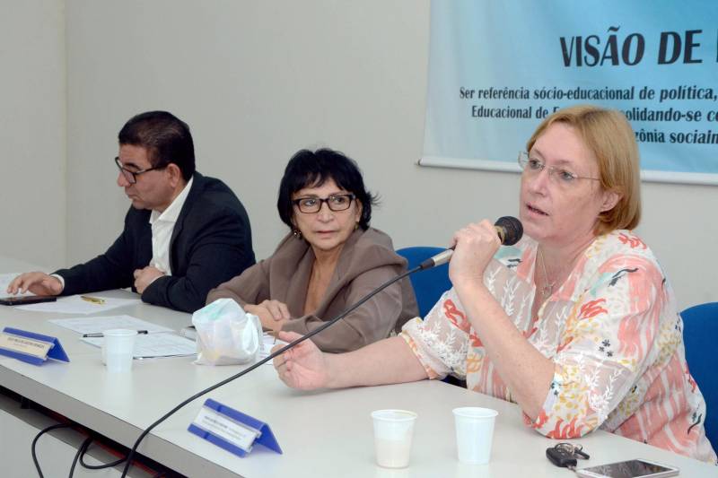 O Estado do Pará implantou a Comissão Estadual de Implementação da Base Nacional Comum Curricular (BNCC) para os Ensinos Infantil e Fundamental, aprovada pelo Conselho Nacional de Educação no último mês de dezembro. O objetivo desta Comissão, criada na última quinta-feira (18), na sede do CNE, em Belém, é divulgar a Base Nacional entre os diferentes setores interessados na questão da educação em todo o estado e, ao mesmo tempo, reelaborar o currículo da educação básica do Pará, tendo como fundamento as novas diretrizes da BNCC. Para isso, também foi instituído, na mesma reunião, um Comitê Executivo, composto por diversas entidades educacionais, que será responsável por reelaborar o currículo da educação básica no estado. As reuniões do Comitê começam imediatamente e a Comissão terá a função de acompanhar e ser uma espécie de consultora desse trabalho. Na foto, a especialista em educação e membro dos Conselhos Estadual e Municipal de Educação (Belém), Beatriz Padovani (d).
FOTO: ELISEU DIAS / ASCOM SEDUC
DATA: 19.01.2018
BELÉM - PARÁ <div class='credito_fotos'>Foto: Eliseu Dias / Ascom Seduc | <a href='/midias/2018/originais/c87ea64f-b32e-4d63-aa42-371193c18e75.jpg' download><i class='fa-solid fa-download'></i> Download</a></div>