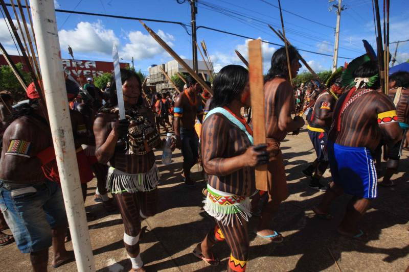 Uma caminhada pelas principais ruas de São Félix do Xingu foi o ponto alto da programação da Semana dos Povos Indígenas nesta quarta-feira (18). Os índios se concentraram em frente à Secretaria Municipal de Cultura, entoando cantos de guerra e dançando na luta por direitos. Uma das principais reivindicações é a retomada de territórios e a gestão ambiental dessas áreas. Durante a passeata, caciques se revezavam proferindo palavras de ordem, enquanto todos seguiam em cadência rumo à Praça do Triângulo, onde ocorre grande parte das atividades. A passeata foi também um protesto contra a exoneração de Franklimberg Ribeiro de Freitas da presidência da Fundação Nacional do Índio (Funai). Ele teria sido demitido pelo presidente Michel Temer a pedido de deputados da bancada ruralista, em Brasília.
FOTO: RODOLFO OLIVEIRA / AG. PARÁ
DATA: 18.04.2018
SÃO FÉLIX DO XINGU - PARÁ <div class='credito_fotos'>Foto: Rodolfo Oliveira/Ag. Pará | <a href='/midias/2018/originais/c88787dd-9891-41b8-b77f-2945c7e34fc0.jpg' download><i class='fa-solid fa-download'></i> Download</a></div>
