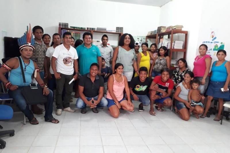 A conservação dos valores, da identidade e das línguas tradicionais tem na formação de professores indígenas sua maior aliada no Pará. Desde 2012, o Governo do Estado, por meio do Núcleo de Formação Indígena (Nufi), da Universidade do Estado do Pará (Uepa), avança na articulação com as comunidades e organizações e a política indigenista da instituição com a garantia dos cursos de graduação e pós-graduação em Licenciatura Intercultural Indígena, que atende à emergência histórica de apropriação, pelos povos, de sua formação escolar. Com cinco turmas de professores já graduados – das etnias Gavião, Tembé e Suruí Aikewara, Wai-Wai e Tapajós Arapiuns –, a formação dos educadores indígenas subsidia uma educação capaz de expressar a diversidade e pluralidade de suas culturas, com respeito aos processos próprios de aprendizagem, conforme preconiza a Constituição Federal para a garantia de direitos dessas comunidades. Atualmente, há seis turmas de graduação em andamento, com 206 alunos de diversas etnias matriculados. Na pós-graduação, há a reserva de vagas aos egressos do curso de Licenciatura Intercultural Indígena, mas também ingressam alunos oriundos de outras áreas, o que já contabiliza três turmas em curso, totalizando 122 alunos.
FOTO: DIVULGAÇÃO
DATA:19.04.2018
BELÉM - PARÁ <div class='credito_fotos'>Foto: Divulgação | <a href='/midias/2018/originais/c88b1797-70a6-4d39-b463-dae82bb42e14.jpg' download><i class='fa-solid fa-download'></i> Download</a></div>