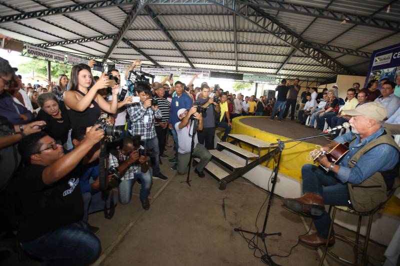 Onze municípios do sul e sudeste paraense recebem recursos do Estado para recuperar ruas e vicinais atingidas pelas enchentes e fortes chuvas que caem na região. Em agenda oficial nesta sexta-feira (6), o governador Simão Jatene assinou, pela manhã, no Parque de Exposições Valeu Boi Leilões, em Rio Maria, os convênios que garantem o repasse de cerca de R$ 4 milhões. As obras de caráter emergencial serão executadas pelas prefeituras em parceria com a Secretaria de Estado de Transportes (Setran). O objetivo é recuperar a trafegabilidade nessas localidades e assegurar o direito de ir e vir da população. Na manhã desta sexta, foram assinados nove convênios, com os municípios de Redenção, Pau D’Arco, São Félix do Xingu, Santa Maria das Barreiras, Tucumã, Água Azul do Norte, Xinguara, Bannach e Rio Maria. Além da Setran, participam da ação o Centro Regional de Governo do Sudeste do Pará e a Defesa Civil. “O valor do investimento em cada município vai depender da necessidade verificada pelas equipes do Estado e das prefeituras. O recurso não será usado para reconstruir vias, mas para restabelecer a trafegabilidade”, disse o secretário de Transportes, Kléber Menezes.
FOTO: ANTÔNIO SILVA / AG. PARÁ
DATA: 06.04.2018
RIO MARIA - PARÁ <div class='credito_fotos'>Foto: Antônio Silva/Ag. Pará | <a href='/midias/2018/originais/c88e20fc-de4b-410e-a164-bb15c1d1f7eb.jpg' download><i class='fa-solid fa-download'></i> Download</a></div>