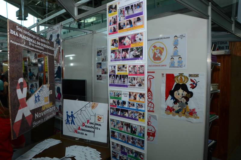 O acesso à leitura da partitura musical por meio das pontas dos dedos para a Pessoa com Deficiência Visual (PcD). É a Musicografia Braille, que esteve em exposição no estande da Secretaria de Estado de Educação (Seduc), nesta segunda-feira, 4, na 22ª Feira do Livro, no Hangar, em Belém. Os técnicos, da Unidade Especializada Álvares de Azevedo da Coordenadoria de Educação Especial (Coees) da Seduc, levaram todas as orientações para o público interessado em conhecer  essa especificidade do Código Braille criado para a escrita e leitura de partituras musicais.

FOTO: FERNANDO NOBRE / ASCOM SEDUC
DATA: 04.06.2018
BELÉM - PARÁ <div class='credito_fotos'>Foto: FERNANDO NOBRE/ASCOM SEDUC   |   <a href='/midias/2018/originais/c8914936-53cf-43d0-a70a-b46ad46fbfc3.jpg' download><i class='fa-solid fa-download'></i> Download</a></div>