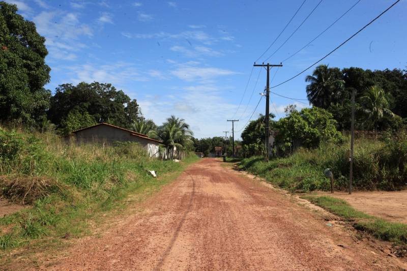 A agenda começou no município de Curuçá, com a assinatura da Ordem de Serviço de pavimentação de 6 km de vias urbanas através do Programa Asfalto na Cidade, um investimento de mais de R$2 milhões que vão beneficiar moradores como os do Bairro Alto. Na cerimônia, que aconteceu na sede da Prefeitura de Curuçá, o prefeito Jefferson Ferreira de Miranda, conhecido como “Tarrafa”, destacou as obras do Governo em seu município.

FOTO: RODOLFO OLIVEIRA / AG. PARÁ
DATA: 14.06.2018
CURUÇÁ - PARÁ <div class='credito_fotos'>Foto: Rodolfo Oliveira/Ag. Pará   |   <a href='/midias/2018/originais/c8963003-a66e-473e-9839-ad260a817748.jpg' download><i class='fa-solid fa-download'></i> Download</a></div>