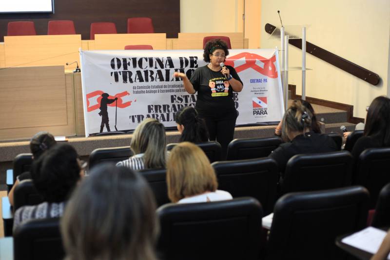 O segundo dia da Oficina de Trabalho da Comissão Estadual de Erradicação ao Trabalho Escravo (Coetrae) ocorreu na manhã desta quinta-feira, 26, no Auditório Aluysio Chaves, no Tribunal Regional do Trabalho da 8° Região, em Belém. Na foto, a coordenadora da Coetrae, Leila Silva.
FOTO: WAGNER ALMEIDA / ASCOM SEJUDH
DATA: 26.04.2018
BELÉM - PARÁ <div class='credito_fotos'>Foto: Wagner Almeida/ Ascom Sejudh | <a href='/midias/2018/originais/c89ad2f6-10d6-4929-a259-b89345cdca20.jpg' download><i class='fa-solid fa-download'></i> Download</a></div>