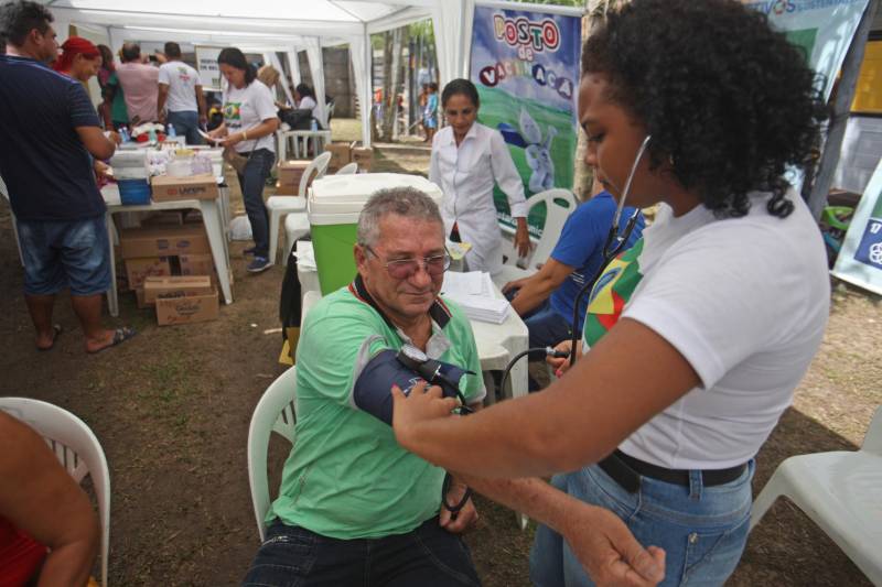 Aos 22 anos, Cláudio Cardoso está desempregado e procura um trabalho para sustentar o filho. Neste domingo (11) ele aproveitou a presença da Caravana Pro Paz no município de Barcarena, distante 15 quilômetros da capital, para retirar seus documentos e até aproveitou para cortar os cabelos. Na segunda-feira (12) pretende sair em busca de um emprego. Ele é um dos mil beneficiados pelos atendimentos feitos na cidade pela Caravana Pro Paz, uma ação do Governo do Pará, que busca garantir o acesso da população mais carente a serviços de atenção às necessidades básicas do cidadão, como atendimentos médicos, exames, vacinação, entre outros, com ações de mobilização em diversas regiões e municípios, a fim de fortalecer a cidadania paraense. “Os documentos e aparências são muito importantes para conseguir um trabalho, por isso estou aproveitando para fazer tudo para na segunda-feira continuar procurando emprego”, comentou Claudio. Ele está separado e quer encontrar um trabalho para sustentar o filho. A Caravana Pro Paz está iniciando os trabalhos em 2018 por Barcarena, nas comunidades de Vila Nova, Bom futuro e Burajuba afetadas pelo transbordamento de rejeitos da Hydro Alunorte, no início deste mês. Os serviços de retirada de documentos (Certidão de Nascimento, RG, Registro Social, ID Jovem), atendimento médico (pediatria, ginecologia e clínica geral), consulta jurídica, exames vacinas e cortes de cabelo foram ofertados em parceria com a Prefeitura do município. Na foto, o motorista Joaquim Barbosa, de 61 anos.
FOTO: IGOR BRANDÃO / AG PARÁ
11.03.2018
BARCARENA - PARÁ <div class='credito_fotos'>Foto: IGOR BRANDÃO / AG. PARÁ | <a href='/midias/2018/originais/c89c3bc8-99a6-4f57-8208-ecc93afeca12.jpg' download><i class='fa-solid fa-download'></i> Download</a></div>