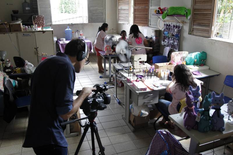O repórter Daniel Gallas, correspondente internacional da BBC World News TV, com sede em Londres, na Europa, esteve em Ananindeua para conhecer o trabalho realizado por detentas do Centro de Recuperação Feminino (CRF), na Cooperativa Social de Trabalho Arte Feminina Empreendedora (Coostafe) - a primeira cooperativa formada exclusivamente por mulheres presas no Brasil.
FOTO: AKIRA ONUMA / ASCOM SUSIPE
DATA: 03.04.2018
BELÉM - PARÁ <div class='credito_fotos'>Foto: Akira Onuma / Ascom Susipe | <a href='/midias/2018/originais/c89c3dd8-4be3-4817-8daf-bc355cd44dce.jpg' download><i class='fa-solid fa-download'></i> Download</a></div>