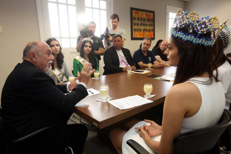 Há seis anos, o combate à hanseníase é a causa escolhida pela organização do Concurso Miss Mundo para ser trabalhada pelas eleitas no certame de beleza. A atual dona da coroa, a indiana Manushi Chhillar, e a atual Miss Brasil Mundo, Gabrielle Vilela, foram recebidas na manhã desta sexta-feira (20), em agenda institucional, pelo governador Simão Jatene e o secretário de Estado de Saúde Pública, Vitor Mateus. A comitiva está em Belém para a promoção de ações sociais de combate à doença. O encontro ocorreu no Palácio do Governo, na capital paraense. A programação do “Beleza com Propósito” no Brasil integra encontros com governantes e autoridades de outros Estados da Federação. Durante a semana, a comitiva foi recebida em São Paulo, no Palácio dos Bandeirantes, onde deu início à campanha do agasalho. Também foi a Brasília apoiar a Associação de Pais e Amigos dos Excepcionais do Distrito Federal (Apae-DF), sendo recebida pelo governador do Distrito Federal, Rodrigo Rollemberg.
FOTO: SIDNEY OLIVEIRA / AG. PARÁ
DATA: 20.04.2018
BELÉM - PARÁ <div class='credito_fotos'>Foto: Sidney Oliveira/Ag. Pará | <a href='/midias/2018/originais/c8a24b1a-c94d-48fb-8a07-d4eed2470263.jpg' download><i class='fa-solid fa-download'></i> Download</a></div>