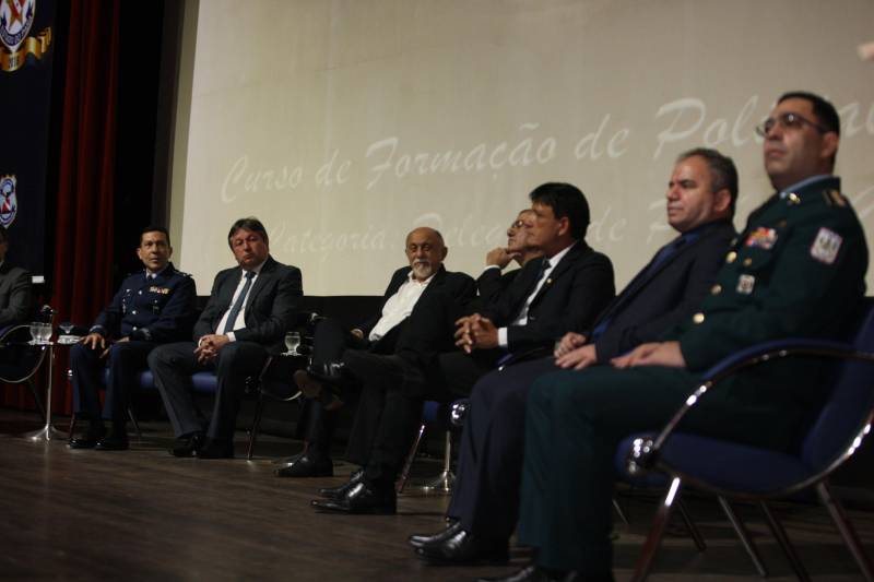 O Pará vai voltar a ter um delegado de polícia para cada município. A posse de 149 novos delegados da Polícia Civil, que aconteceu nesta segunda-feira (26) no Teatro Maria Sylvia Nunes, na Estação das Docas, vai garantir, com sobras, a cobertura completa dos 144 municípios do estado. Aprovados em concurso público, os novos delegados concluíram o curso de Formação da Polícia Civil do Pará no dia 15 deste mês. O curso foi o primeiro do Brasil a incluir sete disciplinas inéditas: Oratória, Atuação Policial frente aos Grupos Vulneráveis, Relacionamento com a Imprensa e Mídias Sociais, Abordagem Psicopatológica do Crime e da Violência, Investigação Financeira no Enfrentamento ao Crime de Lavagem de dinheiro, Noções Básicas de Enfrentamento às Fraudes Veiculares e Linguagem Brasileira de Sinais. O concurso aprovou ainda 300 investigadores, 180 escrivães e 20 papiloscopistas. Os novos policiais civis passaram por quatro meses de formação técnica e profissional na Acadepol. Com a nomeação, o próximo passo será a lotação dos novos servidores públicos nas unidades de Polícia Civil do estado, quando eles saberão em qual região do Pará trabalharão inicialmente.
FOTO: SYDNEY OLIVEIRA / AG. PARÁ
DATA: 26.02.2018
BELÉM - PARÁ <div class='credito_fotos'>Foto: Sidney Oliveira/Ag. Pará | <a href='/midias/2018/originais/c8af0cc6-b76d-4e2a-8e26-d0791af37077.jpg' download><i class='fa-solid fa-download'></i> Download</a></div>