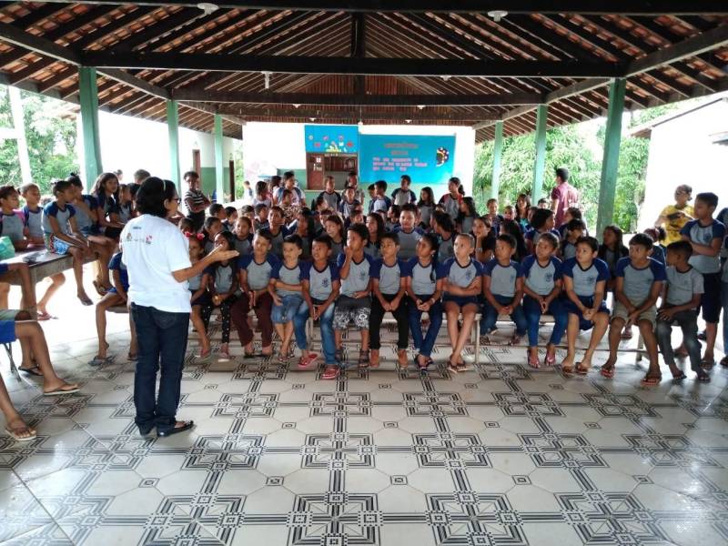 Mais de 900 pessoas dos municípios de Abaetetuba e Acará, no Baixo Tocantins, já foram atendidos pelos projetos educativos do Departamento de Trânsito do Pará (Detran). Estudantes, professores e moradores de áreas ribeirinhas participaram das ações dos projetos ‘Detran nos Municípios’ e ‘Detran nas Comunidades’. Na foto, ações de agentes de educação do Detran na Escola Municipal de Ensino Fundamental Antonieta Paiva.

FOTO: ASCOM / DETRAN
DATA: 04.12.2018
ACARÁ - PARÁ <div class='credito_fotos'>Foto: ASCOM DETRAN   |   <a href='/midias/2018/originais/c8b74d4d-f5ef-4578-8427-07c5b71493e8.jpg' download><i class='fa-solid fa-download'></i> Download</a></div>