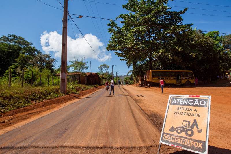 Aos poucos, a paisagem de Serra Pelada – que já foi o maior garimpo a céu aberto do planeta e hoje é distrito de Curionópolis, município do sudeste paraense - começa a se modificar. A poeira intensa, típica de estradas de chão, vai paulatinamente dando lugar à camada de asfalto (foto), que pela primeira vez chega a Curiónópolis, conhecido mundialmente pela corrida do ouro e pelo formigueiro humano nos anos 1980, eternizado pelo olhar do fotógrafo Sebastião Salgado. O ouro não é mais explorado na região, mas Serra Pelada ainda é uma cidade de garimpeiros. São eles que residem e povoam as ruas, que parecem ter parado no tempo. Foram esses trabalhadores que fizeram a localidade crescer, que formaram famílias e criaram filhos nascidos no local, fincando raízes, criando identidade, sonhando com a volta da exploração do ouro, cada vez mais distante. Mas até esse cenário vem se transformando.

FOTO: ASCOM / PREFEITURA DE CURIONÓPOLIS
DATA: 08.06.2018
CURIONÓPOLIS - PARÁ <div class='credito_fotos'>Foto: ASCOM / PREFEITURA DE CURIONÓPOLIS   |   <a href='/midias/2018/originais/c8bd15b8-8cf3-4924-8dfe-51f0aba048d5.jpg' download><i class='fa-solid fa-download'></i> Download</a></div>