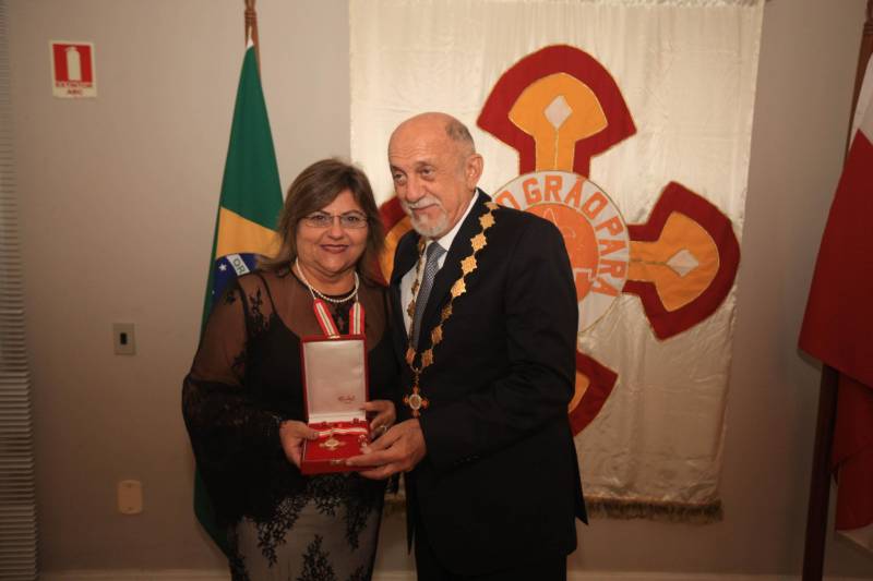 O Governo do Estado do Pará concedeu hoje 230 comendas do Mérito Grão-Pará (foto), a mais alta do Estado, a autoridades e servidores que se destacaram nos últimos oito anos de serviços prestados à população. “O ciclo que encerramos hoje não encerra nossa missão de servir ao público, porque uma vez servidores públicos, trabalhando em benefício da população, nunca mais deixamos de sê-lo, pois essa missão fica gravada em nossos corações”, disse o governador Simão Jatene aos agraciados. O governador entregou, pessoalmente, uma a uma as condecorações.  Das 230 medalhas, 14 foram no grau de Grande Oficial, 60 no grau de Comendador, 8 no grau de Oficial e 11 no grau de Cavaleiro aos servidores civis. Entre os militares, 4 receberam no grau de Comendador, 38 de Oficial e 109 no grau de Cavaleiro.

FOTO: CRISTINO MARTINS / AG. PARÁ
DATA: 31.12.2018
BELÉM - PARÁ <div class='credito_fotos'>Foto: Cristino Martins/Ag. Pará   |   <a href='/midias/2018/originais/c8bf47dc-414e-4e80-b81f-14800e31b68a.jpg' download><i class='fa-solid fa-download'></i> Download</a></div>