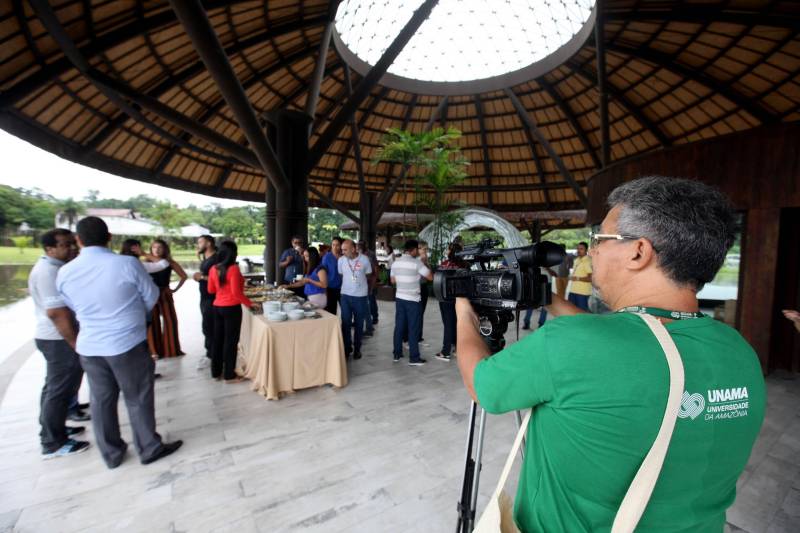 Jornalistas, influenciadores digitais e membros da sociedade civil organizada participaram, nesta quinta-feira (15), da visita guiada ao Parque Estadual do Utinga (Peut) que será inaugurado na sexta-feira (16), às 16h30. Os convidados foram recebidos pelo secretário estadual de Cultura, o arquiteto Paulo Chaves; pelo presidente do Ideflor-bio, Thiago Novaes; pelo gerente do Peut, Julio Meyer; pelo secretário de comunicação, Daniel Nardin e pelo representante da diretoria da Unidade de Conservação do Parque, Wendel Andrade. O evento começou às 9h com a apresentação das melhorias feitas no espaço durante as obras, dos serviços que funcionarão no local e de algumas normas de utilização desse novo equipamento.
FOTO: SIDNEY OLIVEIRA / AG. PARÁ
DATA: 15.03.2018
BELÉM - PARÁ <div class='credito_fotos'>Foto: Sidney Oliveira/Ag. Pará | <a href='/midias/2018/originais/c8c15b1a-f595-4914-8da8-fb1390c965fd.jpg' download><i class='fa-solid fa-download'></i> Download</a></div>
