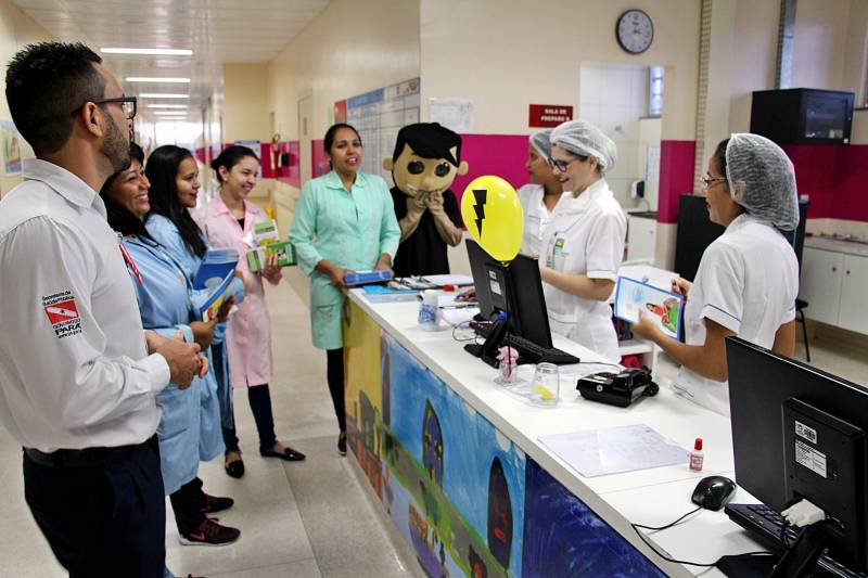 Reduzir o consumo de energia parece difícil diante das facilidades que ela proporciona no dia a dia. Para tentar mudar esse pensamento e promover a sustentabilidade entre seus funcionários e usuários, o Hospital Oncológico Infantil Octávio Lobo realizou na segunda-feira (28) a II Campanha de Consumo Consciente de Energia (foto). Alusiva ao Dia Mundial da Energia – 29 de Maio, a campanha no hospital sensibilizou funcionários e usuários com réplicas de importantes experimentos relacionados à energia e materiais educativos sobre consumo consciente.
FOTO: ASCOM / HOIOL
DATA: 29.05.2018
BELÉM - PARÁ <div class='credito_fotos'>Foto: ASCOM HOIOL | <a href='/midias/2018/originais/c8c46841-d8ad-4757-bf79-56e406bb9827.jpg' download><i class='fa-solid fa-download'></i> Download</a></div>