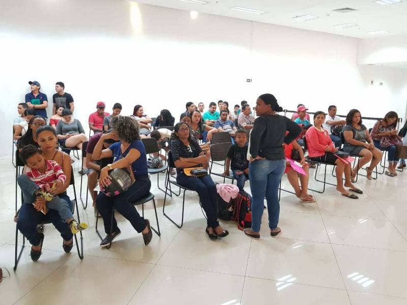 Diante da grande procura por emissão de carteira de identidade na Estação Cidadania Marabá, no sudeste paraense, a fila de espera para tirar o Registro Geral (RG) já previa atendimento até 2019. Para reduzir esse tempo de espera, a Polícia Civil do Pará começou nesta sexta-feira (23) a “Operação Polícia Cidadã”, no segundo piso do Shopping Center da sede municipal. O mutirão, que conta com 11 servidores da Secretaria de Estado de Segurança Pública e Defesa Social (Segup), prevê a emissão de 300 documentos por dia.
FOTO: KÉLIA SANTOS / ASCOM CRGSP
DATA: 23.03.2018
MARABÁ - PARÁ <div class='credito_fotos'>Foto: KÉLIA SANTOS / ASCOM CRGSP | <a href='/midias/2018/originais/c8c52a9f-6204-4b2f-803c-bca7d6ca137a.jpg' download><i class='fa-solid fa-download'></i> Download</a></div>