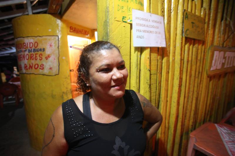 Os órgãos de segurança do Estado realizaram a operação Hypnos, na noite desta sexta-feira (11) na orla e comunidades de Icoaraci. Policiais militares, civis, Guarda Municípal e agentes do Juizado da Infância e da Adolescência fiscalizaram estabelecimentos comerciais e casas noturnas para garantir a paz e a tranquilidade no distrito. Na foto, a comerciante Marilda Paes.
FOTO: MARCELO LELIS / AG. PARÁ
DATA: 11.05.2018
BELÉM - PARÁ
<div class='credito_fotos'>Foto: Marcelo Lelis / Ag. Pará | <a href='/midias/2018/originais/c8c5487e-6e87-481e-8b38-72e4c2c7c516.jpg' download><i class='fa-solid fa-download'></i> Download</a></div>