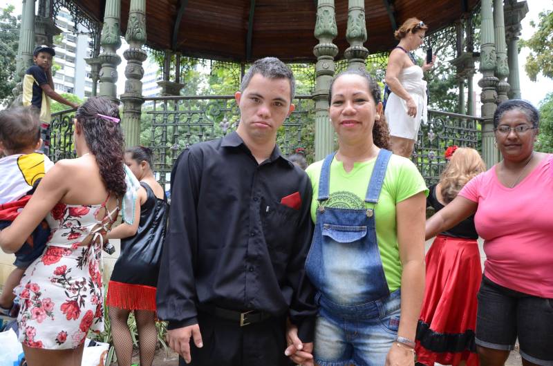 Foi realizado, na manhã deste domingo, 18, evento em alusão ao Dia da Síndrome de Down, a ser comemorado no próximo dia 21 de março. Durante toda a manhã do domingo, na Praça Batista Campos, centro da capital paraense, órgãos que tratam da pessoa com Síndrome de Down no Estado expuseram seus trabalhos e chamaram a atenção para a importância da educação inclusiva. Na foto, a mesma emoção tem a dona de casa Claudia Batista, mãe de William, de 24 anos, portador da Síndrome de Down.
FOTO: RAI PONTES / ASCOM SEDUC
DATA: 18.03.2018
BELÉM - PARÁ <div class='credito_fotos'>Foto: Rai Pontes/Ascom Seduc | <a href='/midias/2018/originais/c8cbba75-2c66-422c-a579-f46bd69f081b.jpg' download><i class='fa-solid fa-download'></i> Download</a></div>