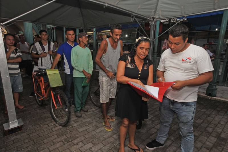 Com o mote “Defensoras e Defensores Públicos pelo direito à documentação pessoal: onde existem pessoas, nós enxergamos cidadãos", a Associação Nacional dos Defensores Públicos (Anadep) lançou, pela primeira vez, a Campanha Nacional na Região Norte. Este ano, a campanha tem por objetivo mostrar à sociedade que a Defensoria Pública pode ajudar o cidadão a obter e/ou retificar a documentação básica. O Mercado Francisco Bolonha, localizado no Complexo Mercado Ver-O-Peso, foi o local escolhido para sediar o evento, nesta sexta-feira (4). Na ocasião, houve um grande mutirão de atendimento ao público (foto), com orientação jurídica e esclarecimento de dúvidas para cerca de 800 cidadãos paraenses. A iniciativa teve o apoio da Defensoria Pública do Estado do Pará, da Associação dos Defensores Públicos do Pará (Adpep-PA) e do Colégio Nacional de Defensores Gerais (Condege).
FOTO: RODOLFO OLIVEIRA / AG. PARÁ
DATA: 04.05.2018
BELÉM - PARÁ <div class='credito_fotos'>Foto: Rodolfo Oliveira/Ag. Pará | <a href='/midias/2018/originais/c8cf6a0f-5188-42d2-8c09-1c0488541233.jpg' download><i class='fa-solid fa-download'></i> Download</a></div>