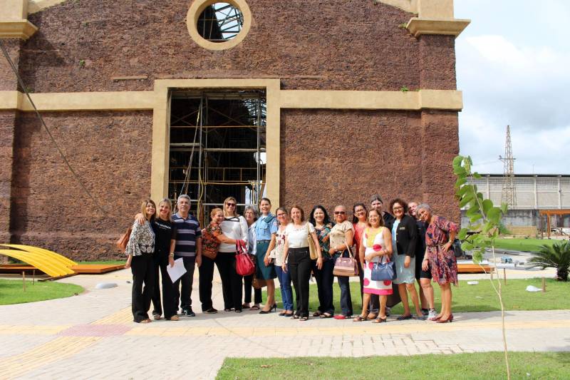 Na tarde desta quarta-feira (28), representantes de secretarias que integram o comitê gestor do Plano Estadual de Ações Integradas à Pessoa com Deficiência (Existir) visitaram as obras do Centro Integrado de Inclusão e Reabilitação (CIIR), em Belém. A visita técnica foi solicitada por Daniele Khayat, diretora-geral do Núcleo de Articulação e Cidadania (NAC), do Governo do Pará, com o objetivo de informar aos participantes do Plano sobre o andamento da obra e mostrar as ações planejadas para o local. “É muito importante que todos que trabalham diretamente com a pessoa com deficiência saibam o que está sendo feito. Afinal, são eles que vão atuar aqui. Pudemos ver de perto os espaços onde funcionará a triagem, reabilitação, radiologia, prótese e órtese, entre outros. Todos ficaram muito satisfeitos com o que viram, e ansiosos para o funcionamento”, disse Daniele Khayat. O CIIR está em fase final de construção, devendo ser inaugurado até o final do primeiro semestre de 2018.
FOTO: RUAN MORAES / ASCOM NAC
DATA: 28.02.2018
BELÉM - PARÁ <div class='credito_fotos'>Foto: RUAN MORAES / ASCOM NAC | <a href='/midias/2018/originais/c8d0338a-8dce-4774-915b-f29ac86a64df.jpg' download><i class='fa-solid fa-download'></i> Download</a></div>