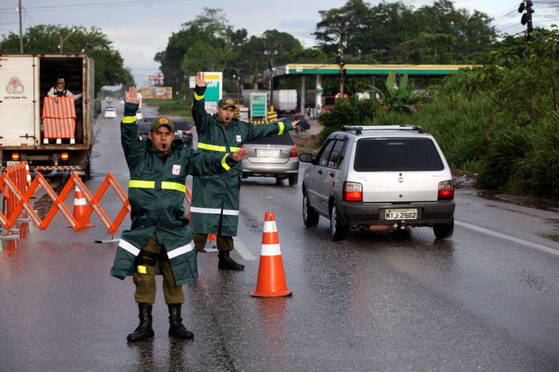 Foi bem sucedida a medida inédita de inversão no trânsito no trecho compreendido entre os quilômetros 13 e 6 da rodovia BR-316, entre os municípios de Marituba e Ananindeua. A ação foi programada para o período de 16h às 22h da terça-feira (13), com o propósito de garantir maior fluidez ao trânsito de veículos que retornavam do feriado de Carnaval.
FOTO: SIDNEY OLIVEIRA / AG. PARÁ
DATA: 13.02.2017
ANANINDEUA - PARÁ <div class='credito_fotos'>Foto: Sidney Oliveira/Ag. Pará | <a href='/midias/2018/originais/c8d27fe2-b9a8-4d5f-8b03-77304ac7e48f.jpg' download><i class='fa-solid fa-download'></i> Download</a></div>