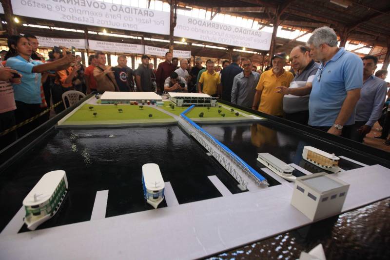 Neste sábado (10), um sonho de décadas começou a se concretizar para os moradores da região Oeste do Estado. O governador Simão Jatene assinou a ordem de serviço, que autoriza o início imediato das obras do terminal hidroviário de cargas e passageiros do município de Santarém, no Baixo Amazonas. A estrutura portuária já é considerada a maior do Pará e uma das mais modernas do Norte. 

FOTO: RODOLFO OLIVEIRA / ARQUIVO AG PARÁ
DATA: 10.03.2018
SANTARÉM - PARÁ <div class='credito_fotos'>Foto: Rodolfo Oliveira/Ag. Pará   |   <a href='/midias/2018/originais/c8db1bc5-0ad7-4f5b-88d7-06796d5c99a5.jpg' download><i class='fa-solid fa-download'></i> Download</a></div>