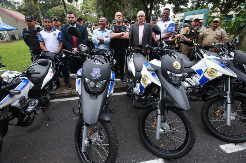 Polícia Militar, Guarda Municipal e Secretarias Municipais de Segurança Pública de 17 cidades do interior paraense receberam motos para ampliar o policiamento ostensivo e para atender ocorrências em suas sedes. Os veículos adquiridos pelo Governo do Estado são provenientes de emenda parlamentar de três deputados da Assembleia Legislativa do Pará (ALEPA), e entregues (foto) nesta segunda-feira (28) durante cerimônia na sede da Casa Civil, em Belém. Ao todo foram entregues 44 motos do modelo Honda XRE 300 CC, todas com kit sinalizador acústico e visual, rastreador, dois capacetes e queixeiras. Prefeitos, secretários de segurança, representantes das polícias, guardas municipais e deputados estiveram presentes na solenidade e ressaltaram a importância de ampliar a frota de veículos para dar apoio a segurança dos municípios.
FOTO: MÁCIO FERREIRA / AG. PARÁ
DATA: 28.05.2018
BELÉM - PARÁ <div class='credito_fotos'>Foto: MÁCIO FERREIRA/ AG. PARÁ | <a href='/midias/2018/originais/c8dbe970-552f-4db9-b4c9-652d1a448187.jpg' download><i class='fa-solid fa-download'></i> Download</a></div>