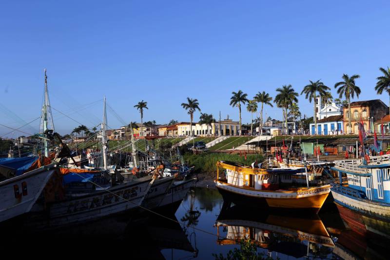 Terceira maior produtora de dendê (8,43%) do estado, a região do Rio Caeté, é também um dos polos pesqueiros do Pará, com destaque para os municípios de Bragança, São João de Pirabas e Viseu. Bragança (foto) é o principal município exportador, com exportação concentrada em peixes secos (47%), congelados (32%) e crustáceos (19%). Os municípios da região são atendidos pela Rede de Comunicação de Dados Corporativa do Estado, e o projeto de expansão desta rede prevê a implantação de 118 km de fibra óptica na interligação de cidades da região do Caeté, uma das metas do Plano Plurianual (PPA) 2016-2019.
FOTO: SIDNEY OLIVEIRA / ARQUIVO AG. PARÁ
DATA: 01.07.2016
BRAGANÇA - PARÁ <div class='credito_fotos'>Foto: José Pantoja/ Sespa | <a href='/midias/2018/originais/c8df3843-5e21-44af-8287-8bc124366be0.jpg' download><i class='fa-solid fa-download'></i> Download</a></div>