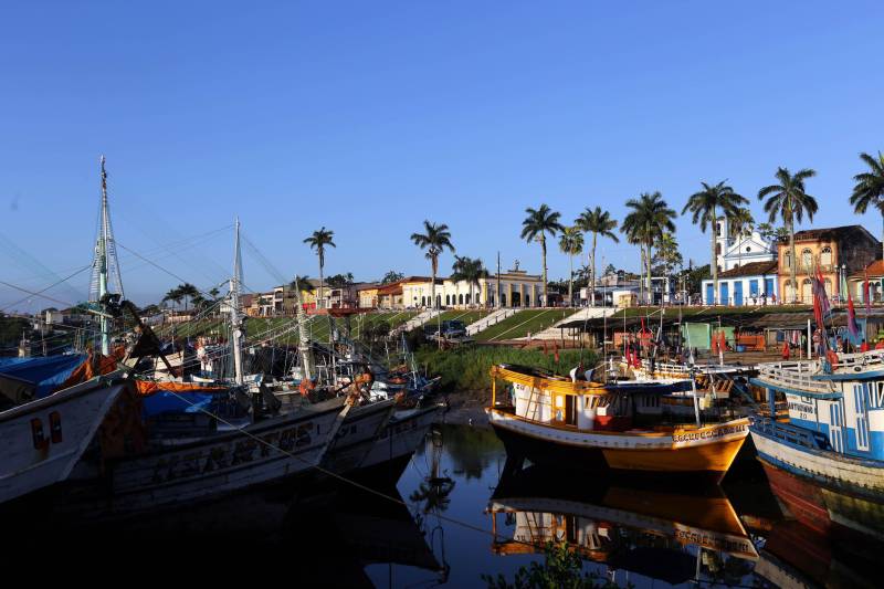 Terceira maior produtora de dendê (8,43%) do estado, a região do Rio Caeté, é também um dos polos pesqueiros do Pará, com destaque para os municípios de Bragança, São João de Pirabas e Viseu. Bragança (foto) é o principal município exportador, com exportação concentrada em peixes secos (47%), congelados (32%) e crustáceos (19%). Os municípios da região são atendidos pela Rede de Comunicação de Dados Corporativa do Estado, e o projeto de expansão desta rede prevê a implantação de 118 km de fibra óptica na interligação de cidades da região do Caeté, uma das metas do Plano Plurianual (PPA) 2016-2019.

FOTO: SIDNEY OLIVEIRA / ARQUIVO AG. PARÁ
DATA: 01.07.2016
BRAGANÇA - PARÁ <div class='credito_fotos'>Foto: José Pantoja/ Sespa   |   <a href='/midias/2018/originais/c8df3843-5e21-44af-8287-8bc124366be0.jpg' download><i class='fa-solid fa-download'></i> Download</a></div>