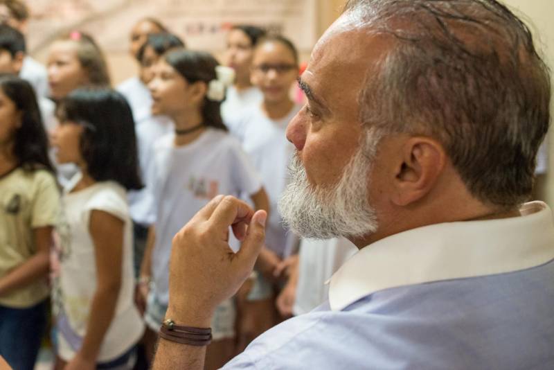 “A cultura tem o poder de emocionar”. A frase dita pela professora Ruth Valin marcou o tom do Sarau Literário na manhã desta sexta-feira, 8, no Preventório Santa Terezinha, no bairro do Marco, em Belém, que contou com a presença do escritor paraense Daniel Leite (com barba), homenageado pelas crianças atendidas pela instituição e os alunos da Escola Estadual Santa Terezinha, que funciona no mesmo prédio. Elas cantaram músicas infantis e recitaram trechos das obras “A história das crianças que plantaram um rio” e “A menina árvore”, de Daniel Leite, além de apresentar uma dramatização sobre a primeira obra. Muito concentrados e com a leitura bem ensaiada, os pequeninos emocionaram a todos, principalmente o escritor convidado para o sarau. Segundo a professora Odinéia Bastos, que orientou os alunos na leitura do livro “A história das crianças que plantaram um rio”, elas soltaram a imaginação durante a leitura da obra, e dessa viagem saíram desenhos, pinturas, colagens e poemas, que enfeitaram o auditório e os corredores da instituição, encantando a todos os presentes.
FOTO: FERNANDO SETTE CÂMARA / ASCOM IOE
DATA: 08.06.2018
BELÉM - PARÁ <div class='credito_fotos'>Foto: FERNANDO SETTE CÂMARA / ASCOM IOE | <a href='/midias/2018/originais/c8e3fa3f-a13a-494c-a9ce-e683f4dc8350.jpg' download><i class='fa-solid fa-download'></i> Download</a></div>