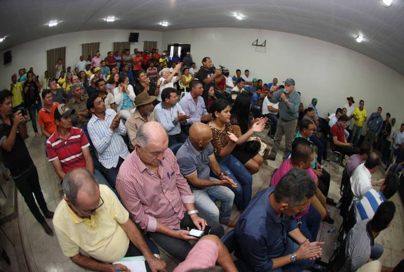 Há 35 anos a dona de casa Guardiana Feitosa é moradora da Rua 15 de Novembro, em Floresta do Araguaia, sul do Pará. Há pelo menos cinco deles não colocava as cadeiras em frente de casa para um bate papo de final de tarde. "Era lama no inverno e poeira no verão, não dava pra ficar aqui na frente", diz Guardiana. "Agora o asfalto chegou, mudou tudo". A 15 de Novembro é uma das mais importantes ruas de Floresta do Araguaia. Abriga três igrejas, três escolas e creches e cerca de 30 pontos comerciais. Cerca de quinhentos moradores vivem ali. O Asfalto na Cidade, programa do Governo do estado que tem como principal objetivo ampliar a mobilidade e acessibilidade nas áreas urbanas do Estado, chegou à Floresta do Araguaia asfaltando a Rua 15 de Novembro e outras seis vias próximas, num total de três quilômetros de asfalto de qualidade superior, além de meio fio. O governador Simão Jatene foi à Floresta do Araguaia entregar as obras à comunidade. Com ele, estavam o senador Flexa Ribeiro (PSDB/PA); a secretária Extraordinária de Municípios Sustentáveis; Izabela Jatene, o presidente da Assembleia Legislativa do estado, deputado Márcio Miranda; os deputados Cilene Couto e Celso Sabino e o ex-governador Carlos Santos.
FOTO: ANTÔNIO SILVA / AG. PARÁ
DATA: 25.06.2018
FLORESTA DO ARAGUAIA - PARÁ <div class='credito_fotos'>Foto: Antônio Silva/Ag. Pará | <a href='/midias/2018/originais/c8e6bf98-d790-49e0-b57a-8e6ccdfb3904.jpg' download><i class='fa-solid fa-download'></i> Download</a></div>