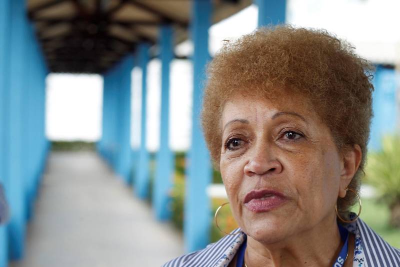 A Superintendência do Sistema Penitenciário do Estado (Susipe), através da Diretoria de Assistência Biopsicossocial (DAB) fechou uma parceria com o Centro de Perícias Renato Chaves (CPC) para viabilizar a redução do número de processos de perícias psiquiátricas demandadas por juízes. Já foram realizados dois mutirões de atendimento, onde foram feitas 23 perícias de uma demanda reprimida de mais de 50 casos. Até o fim de dezembro será realizado mais um mutirão. Os internos do sistema prisional do Estado que apresentam algum tipo de transtorno mental são encaminhados para o HGP, que fica no Complexo Penitenciário de Santa Izabel. Atualmente, a unidade tem 83 vagas, mas atende 235 internos e internas da Susipe. Muitos apenados encaminhados para essa unidade sofrem com síndrome de abstinência de drogas e também é trabalho do psiquiatra diferenciar esses internos, não só para resolver uma questão de excedente de vagas, mas para também acelerar o processo dos presos que realmente têm algum transtorno mental, junto aos juízes. Na foto, a diretora de Assistência Biopsicossocial, da Susipe, Eugênia Fonseca.

FOTO: AKIRA ONUMA / ASCOM SUSIPE
DATA: 07.12.2018
SANTA IZABEL - PARÁ <div class='credito_fotos'>Foto: Akira Onuma / Ascom Susipe   |   <a href='/midias/2018/originais/c8f0ce72-2694-40bf-b206-d895c83ec0f7.jpg' download><i class='fa-solid fa-download'></i> Download</a></div>