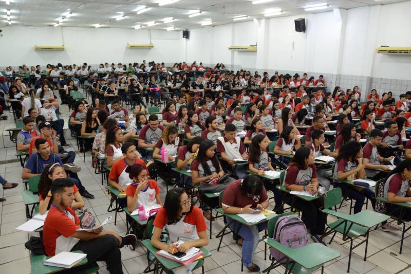 Sucesso não é só o nome do colégio que reuniu mais de 500 alunos da rede pública na última quarta-feira (7), para revisarem o conteúdo para a segunda fase do Enem. É o que todos eles querem alcançar após a prova do domingo, dia 11. Para isso, os estudantes precisam conseguir bom desempenho diante das 90 questões entre Ciências da Natureza e Matemática
FOTO: FERNANDO NOBRE / ASCOM SEDUC
DATA: 09.11.2018
BELÉM - PARÁ <div class='credito_fotos'>Foto: FERNANDO NOBRE/ASCOM SEDUC | <a href='/midias/2018/originais/c8f21b04-d824-463c-b415-620dc06bb093.jpg' download><i class='fa-solid fa-download'></i> Download</a></div>