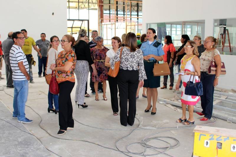 Na tarde desta quarta-feira (28), representantes de secretarias que integram o comitê gestor do Plano Estadual de Ações Integradas à Pessoa com Deficiência (Existir) visitaram as obras do Centro Integrado de Inclusão e Reabilitação (CIIR), em Belém. A visita técnica foi solicitada por Daniele Khayat, diretora-geral do Núcleo de Articulação e Cidadania (NAC), do Governo do Pará, com o objetivo de informar aos participantes do Plano sobre o andamento da obra e mostrar as ações planejadas para o local. “É muito importante que todos que trabalham diretamente com a pessoa com deficiência saibam o que está sendo feito. Afinal, são eles que vão atuar aqui. Pudemos ver de perto os espaços onde funcionará a triagem, reabilitação, radiologia, prótese e órtese, entre outros. Todos ficaram muito satisfeitos com o que viram, e ansiosos para o funcionamento”, disse Daniele Khayat. O CIIR está em fase final de construção, devendo ser inaugurado até o final do primeiro semestre de 2018.
FOTO: RUAN MORAES / ASCOM NAC
DATA: 28.02.2018
BELÉM - PARÁ <div class='credito_fotos'>Foto: RUAN MORAES / ASCOM NAC | <a href='/midias/2018/originais/c8f357a6-0d44-4fda-9ed4-2579e55e4ce5.jpg' download><i class='fa-solid fa-download'></i> Download</a></div>