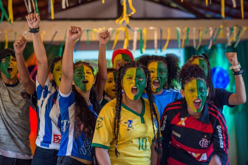 Alunos da Escola Estadual Cônego Batista Campos, localizada no bairro da Cabanagem, umas das áreas com maior vulnerabilidade social da Região Metropolitana de Belém, tiveram uma manhã diferente nesta quinta-feira, 7. Eles receberam o educador e escritor paulista Celso Antunes, convidado e homenageado do Sarau Literário (foto), com performances inspiradas na obra “Sala de Aula e Futebol”. O Sarau Literário é resultado da parceria do projeto Livro Solidário coordenado pela Imprensa Oficial do Estado (IOE) com a Secretaria de Estado de Cultura (Secult), como parte integrante da programação da 22ª Pan-Amazônica do Livro. O evento tem apoio do Núcleo de Articulação e Cidadania (NAC).
FOTO: FERNANDO SETTE CÂMARA / ASCOM IOE
DATA: 07.06.2018
BELÉM - PARÁ <div class='credito_fotos'>Foto: FERNANDO SETTE CÂMARA / ASCOM IOE | <a href='/midias/2018/originais/c902e4f7-056c-4b99-a96a-e4f5acc19dc6.jpg' download><i class='fa-solid fa-download'></i> Download</a></div>